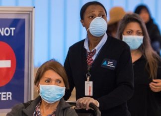 Hành khách đeo khẩu trang phòng dịch tại sân bay quốc tế Los Angeles ở bang California, Mỹ hôm 5/3. Ảnh: AFP.