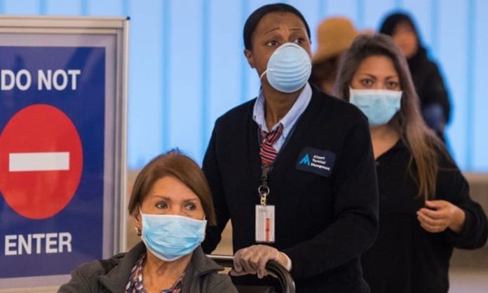 Hành khách đeo khẩu trang phòng dịch tại sân bay quốc tế Los Angeles ở bang California, Mỹ hôm 5/3. Ảnh: AFP.