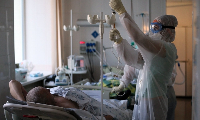 Nhân viên y tế chăm sóc bệnh nhân Covid-19 tại bệnh viện thành phố Ivanovo, Nga