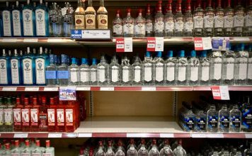 Vodka-Nga-bị-vạ-lây-ở-các-cửa-hàng-Mỹ-và-Canada