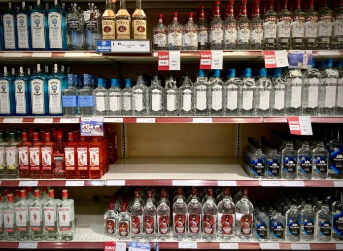 Vodka-Nga-bị-vạ-lây-ở-các-cửa-hàng-Mỹ-và-Canada